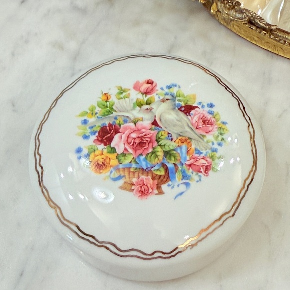Vintage Porcelain Trinket box With Doves and Roses - Picture 4 of 11
